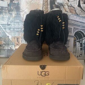 UGG Rainier Licorice Boots Women's 7 Metal Logo Wooden Bead accent Leather NIB